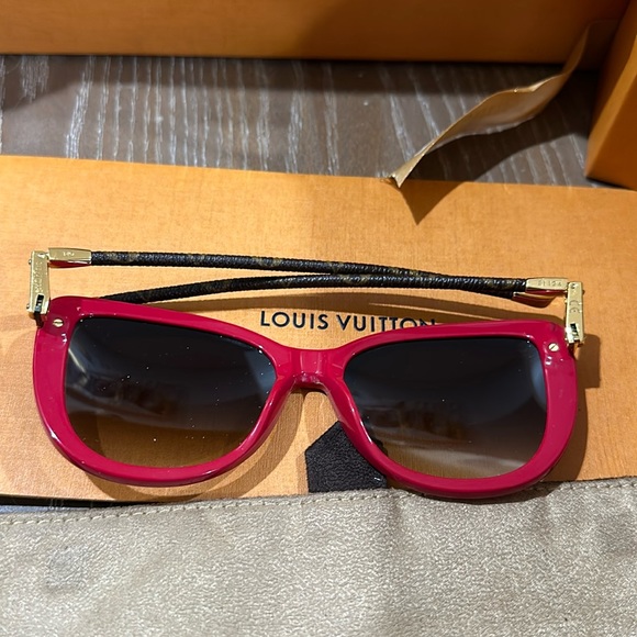 Louis Vuitton,three-way red sunglasses with Louis Vuitton, monogram on the sides - Picture 12 of 13